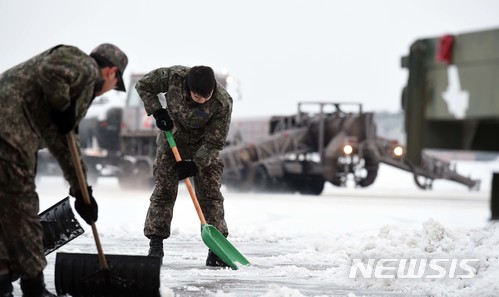 【서울=뉴시스】 9일 충남 서산시 제20전투비행단 활주로에서 공군 장병들이 제설작업을 하고 있다. 2018.01.09. (사진=공군 제공) photo@newsis.com