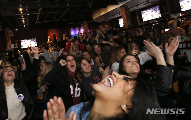 [터스컬루사=AP/뉴시스] 미국 남동부 앨라배마주(州)에서 신종 코로나바이러스 감염증(코로나19) 확진자를 초대해 가장 먼저 전염된 사람에게 상금을 주는 '코로나 파티'가 열린 것으로 확인됐다. 사진은 2018년 터스컬루사 지역의 대학생들이 모여 미식축구 경기를 관람하는 모습. 2020.7.3. 