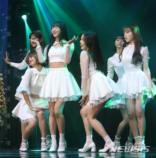 【서울=뉴시스】박주성 기자 = 오마이걸이 9일 오후 서울 중구 신세계 메사홀에서 다섯 번째 미니앨범 '비밀정원'발매 쇼케이스를 하고 있다. 2018.01.09. park7691@newsis.com