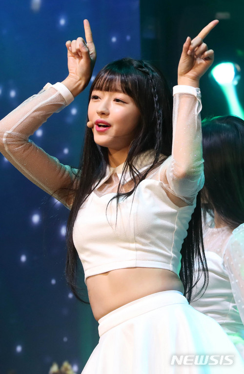 【서울=뉴시스】박주성 기자 = 오마이걸 유아가 9일 오후 서울 중구 신세계 메사홀에서 다섯 번째 미니앨범 '비밀정원'발매 쇼케이스를 하고 있다. 2018.01.09. park7691@newsis.com