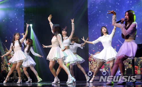 【서울=뉴시스】박주성 기자 = 오마이걸이 9일 오후 서울 중구 신세계 메사홀에서 다섯 번째 미니앨범 '비밀정원'발매 쇼케이스를 하고 있다. 2018.01.09. park7691@newsis.com