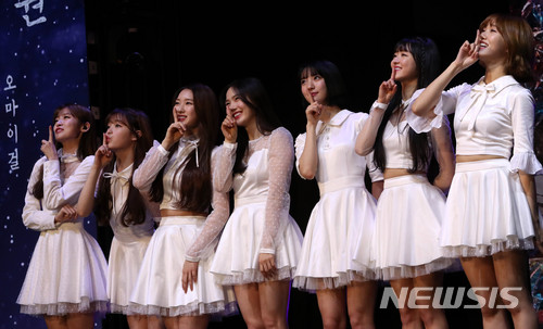 【서울=뉴시스】박주성 기자 = 오마이걸이 9일 오후 서울 중구 신세계 메사홀에서 다섯 번째 미니앨범 '비밀정원'발매 쇼케이스에서 포즈를 취하고 있다. 2018.01.09. park7691@newsis.com