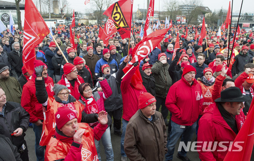 [슈바인푸르트=AP/뉴시스]독일 남부 슈바인푸르트에서 금속 노동자들이 임금을 요구하는 시위를 벌이고 있다. 자료사진. 2025.09.30