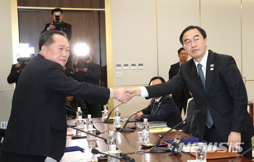 【파주=뉴시스】사진공동취재단 = 9일 남북 고위급회담이 판문점 남측 평화의 집에서 열렸다. 조명균 통일부 장관과 리선권 조국평화통일위원회 위원장이 공동보도문을 교환한 뒤 악수를 나누고 있다. 2018.01.09. photo@newsis.com