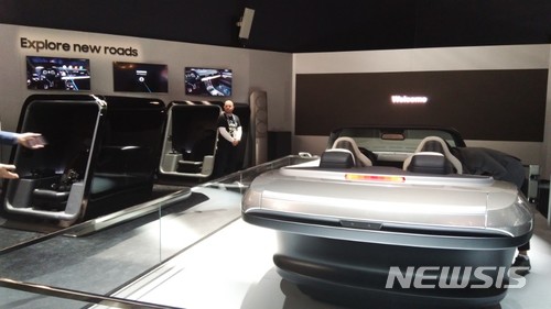 【라스베이거스(미국)=뉴시스】심동준 기자 = 9일(현지 시간) 미국 라스베이거스 '2018 국제전자제품박람회(CES)' 삼성전자 전장 제품 전시장에는 사물인터넷(IoT)와 인공지능(AI) 기술이 적용된 '디지털 콕핏(Digital Cockpit)' 솔루션과 가상현실(VR)을 통해 주행 경험을 해볼 수 있는 체험 공간 등이 마련됐다. 2018.01.09 s.won@newsis.com