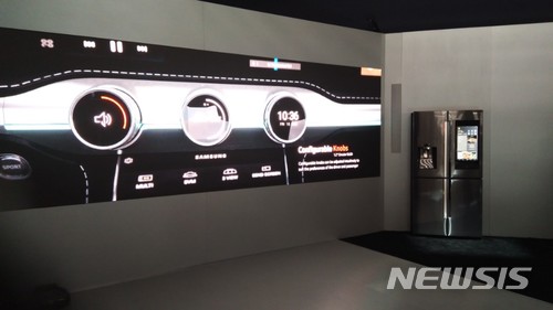 【라스베이거스(미국)=뉴시스】심동준 기자 = 9일(현지 시간) 미국 라스베이거스 '2018 국제전자제품박람회(CES)' 삼성전자 전장 제품 전시장에는 사물인터넷(IoT)와 인공지능(AI) 기술이 적용된 '디지털 콕핏(Digital Cockpit)' 솔루션과 가상현실(VR)을 통해 주행 경험을 해볼 수 있는 체험 공간 등이 마련됐다. 2018.01.09 s.won@newsis.com