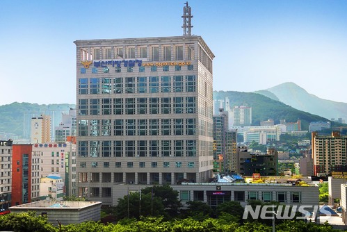 【부산=뉴시스】 부산경찰청은 부산시, 도로교통공단, 교통안전공단 등과 함께 보행자 교통사망사고 절반 줄이기를 위해 차량 소통 중심의 교통체계를 사람이 우선하는 교통안전 패러다임으로 전환하고, 부산교통문화 바로 세우기를 통한 바르고 건강한 공동체를 구현하는 '교통안전종합대책'을 마련했다고 1일 밝혔다. 2018.02.01. (사진=부산경찰청 제공)