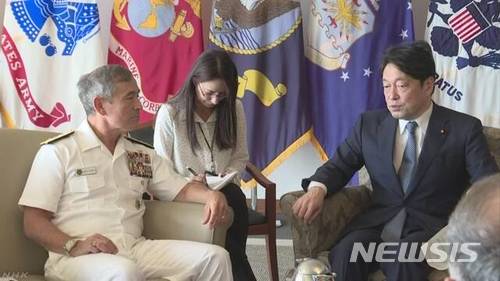 【서울=뉴시스】오노데라 이쓰노리(小野寺五典) 일본 방위상이 9일(현지시간) 하와이에서 해리 해리스 미 태평양 사령관과 회담하고 있다. (사진출처: NHK) 2018.01.10.