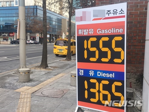 【대구=뉴시스】배소영 기자 = 국제유가가 소폭 상승하면서 국내 주유소 기름값도 오름세를 보이고 있다. 10일 대구 중구의 한 주유소에 대구지역 평균 휘발유 가격인 1527원보다 비싼 1555원을 알리는 안내판이 걸려 있다. 2018.01.10. soso@newsis.com