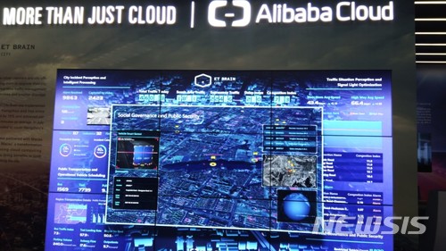 【라스베이거스(미국)=뉴시스】심동준 기자 =&nbsp; 9일(현지 시간) 미국 라스베이거스에서 열린 2018 국제전자제품박람회(CES)에서 알리바바는 자사 AI 플랫폼인 '이티 브레인(ET BRAIN)'에 대한 전시 공간을 마련했다. 2018.01.09 s.won@newsis.com