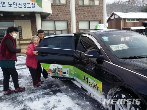 【서천=뉴시스】 서천 희망택시 운행 장면.