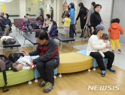 【대구=뉴시스】민경석 기자 = 최근 대구지역에 노인과 어린이 등 질병 고위험군 사이에 독감이 유행처럼 번지고 있다. 사진은 대구 동구 한 병원 소아과의 모습이다.2018.01.10. (사진=뉴시스DB) photo@newsis.com