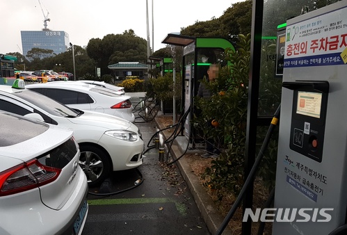 【제주=뉴시스】제주도청에설치된 개방형 급속 무료 충전기.<뉴시스 DB>