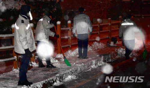 【광주=뉴시스】류형근 기자 = 광주와 전남 일부지역에 강풍·대설주의가 발효된 가운데 10일 오전 광주 남구 남부경찰서 앞 도로에서 의경들이 제설작업을 하고 있다. 2018.01.10. hgryu77@newsis.com