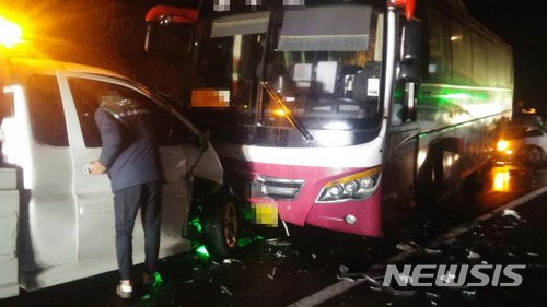 【화순=뉴시스】신대희 기자 = 지난 9일 오후 6시44분께 전남 화순군 이양면 이양교차로 300m 전 편도 2차선(화순 방면) 도로에서 차량 18대 간 추돌사고가 났다. 이 사고로 운전자 등 5명이 부상을 입고 병원으로 옮겨졌다. 2018.01.10. (사진 = 전남경찰청 제공) photo@newsis.com
