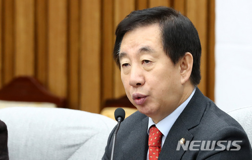 【서울=뉴시스】이영환 기자 = 10일 오전 서울 여의도 국회 제3회의장에서 열린 자유한국당 원내대책회의에 참석한 김성태 원내대표가 발언하고 있다.김성태 원내대표는 "칼둔 아랍에미리트 아부다비 행정청장이 어젯밤 우리나라를 떠났는데, 이명박·박근혜 정부까지 좋았던 결혼생활이 문재인 정부때 안좋아진 이유를 밝혀야 겠다"고 밝혔다. 2018.01.10. 20hwan@newsis.com