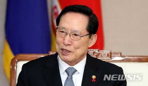 【서울=뉴시스】추상철 기자 = 송영무 국방부장관이 10일 오전 서울 용산구 국방부에서 마크 에스퍼 미국 육군성 장관과 대화를 하고 있다. 2018.01.10. scchoo@newsis.com