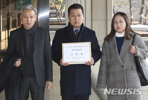 【서울=뉴시스】최진석 기자 = 10일 오전 서울 서초구 서울중앙지검에서 김학원(왼쪽) 휴머니스트출판그룹 대표와 대한출판문화협회 관계자들이 전 문화체육관광부 출판인쇄산업과 과장 직권남용죄 고발장 접수에 앞서 기자회견을 하고 있다. 2018.01.10. myjs@newsis.com