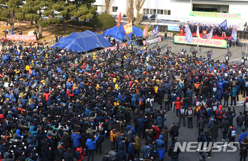 【울산=뉴시스】배병수 기자 = 10일 오전 현대자동차 노조가 울산시 북구 울산공장 본관 앞에서 2017년도 임단협 타결을 위한 결의대회를 갖고 있다. 2018.01.10.&nbsp; bbs@newsis.com.