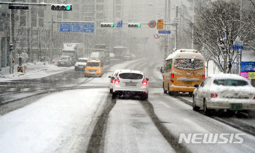 【광주=뉴시스】류형근 기자 = 광주와 전남지역에 강풍·대설주의가 발효된 10일 오전 광주 남구 봉선동 도로에서 차량들이 서행을 하고 있다.&nbsp; 2018.01.10. hgryu77@newsis.com