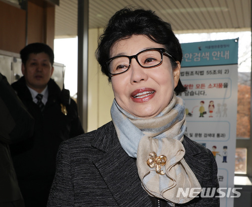 【서울=뉴시스】김진아 기자 = 박근혜 전 대통령의 동생 박근령 전 육영재단 이사장이 10일 오전 서울 서초구 서울고등법원에서 열린 사기 혐의 항소심 첫 공판에 출석하던 중 취재진의 질문을 받고 있다. 2018.01.10. bluesoda@newsis.com