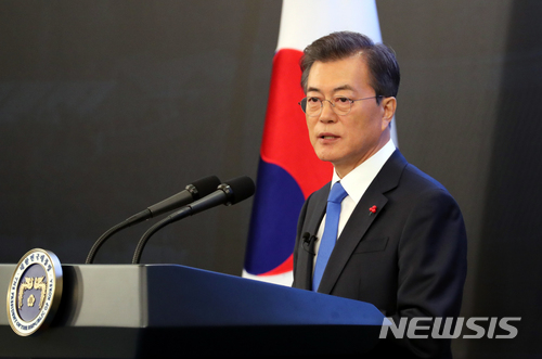 【서울=뉴시스】전진환 기자 = 문재인 대통령이 10일 오전 2018 무술년 신년기자회견이 열린 청와대 영빈관에서 신년사를 하고 있다. 2018.01.10. amin2@newsis.com