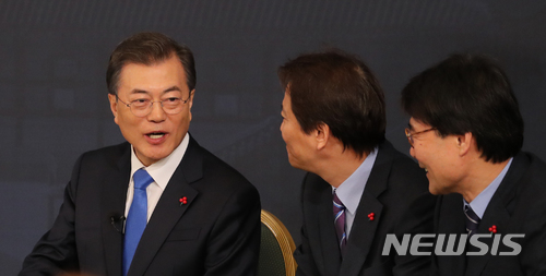 【서울=뉴시스】전진환 기자 = 문재인 대통령이 10일 오전 2018 무술년 신년기자회견이 열린 청와대 영빈관에서 임종석 비서실장, 장하성 정책실장과 대화하고 있다. 2018.01.10.&nbsp; amin2@newsis.com