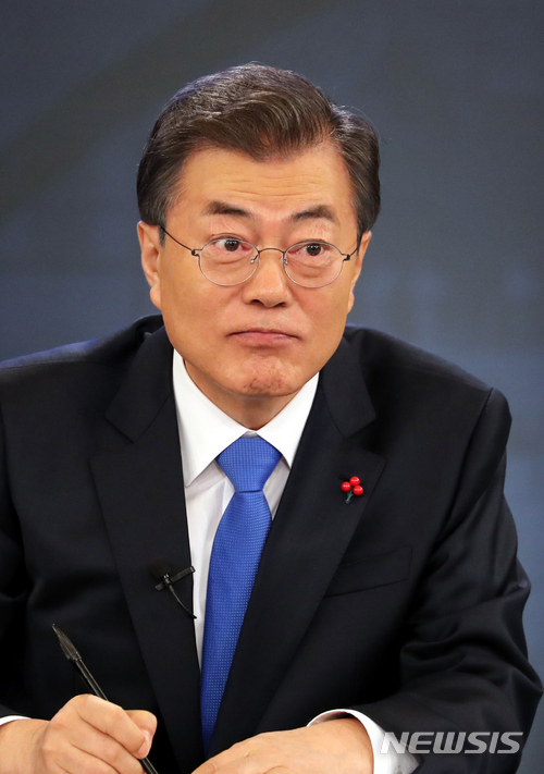 【서울=뉴시스】전진환 기자 = 문재인 대통령이 10일 오전 2018 무술년 신년기자회견이 열린 청와대 영빈관에서 기자의 질문을 듣고 있다. 2018.01.10. amin2@newsis.com