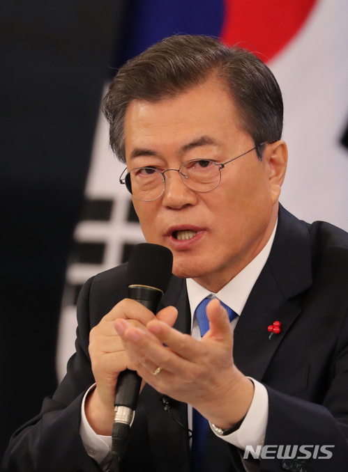 【서울=뉴시스】전진환 기자 =&nbsp; 문재인 대통령이 지난해 1월10일 오전 2018 무술년 신년기자회견이 열린 청와대 영빈관에서 기자들의 질문에 답하고 있다. 2018.01.10. amin2@newsis.com