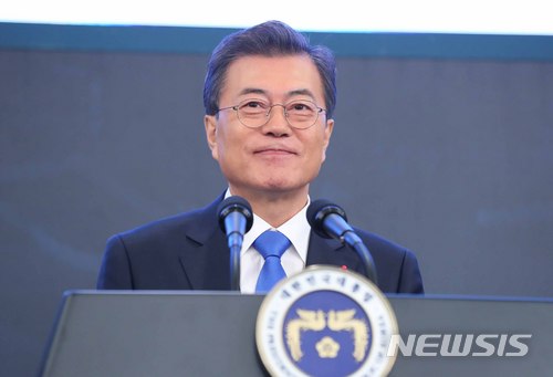 【서울=뉴시스】전신 기자 = 문재인 대통령이 10일 청와대 영빈관에서 열린 2018 무술년 신년 기자회견에서 신년사 전 미소를 짓고 있다. 2018.01.10.&nbsp; photo1006@newsis.com