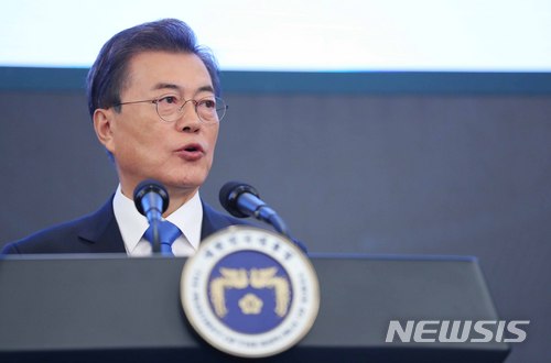 【서울=뉴시스】전신 기자 = 문재인 대통령이 10일 청와대 영빈관에서 열린 2018 무술년 신년 기자회견에서 신년사를 하고 있다. 2018.01.10. photo1006@newsis.com