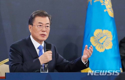 【서울=뉴시스】전신 기자 = 문재인 대통령이 10일 청와대 영빈관에서 열린 2018 무술년 신년 기자회견에서 질문에 답변하고 있다. 2018.01.10.&nbsp; photo1006@newsis.com