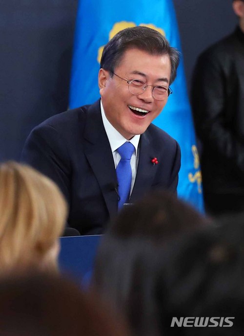 【서울=뉴시스】전신 기자 = 문재인 대통령이 10일 청와대 영빈관에서 열린 2018 무술년 신년 기자회견에서 기자들의 질문을 받으며 밝게 웃고 있다. 2018.01.10. photo1006@newsis.com