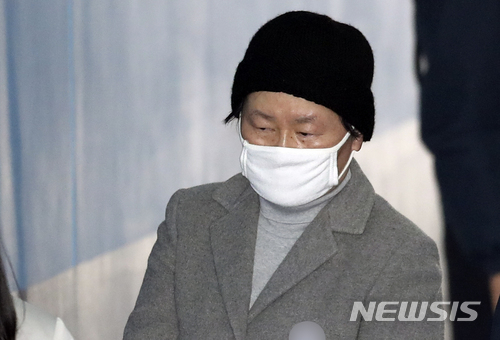 【서울=뉴시스】최진석 기자 = 김경숙 전 이대 학장이 지난 1월10일 오후 서울 서초구 서울중앙지법에서 열린 국회 '최순실 게이트' 국정조사특위 청문회 불출석 관련 1심 선고 공판에 출석하고 있다. 2018.01.10. myjs@newsis.com