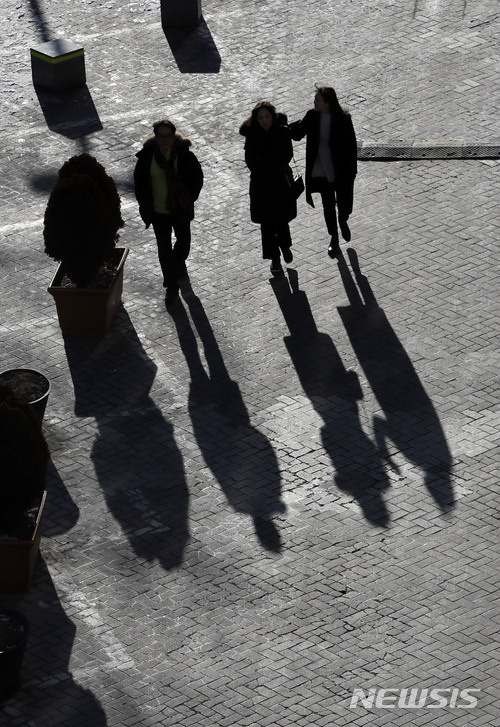 【서울=뉴시스】최동준 기자 = 10일 서울 시내 한 대학교 캠퍼스, 학생들이 걷는 길에 그림자가 길게 드리워져 있다. 이날 통계청이 발표한 '2017년 12월 및 연간 고용동향'에 따르면 청년 실업률은 9.9%로 2010년 이후 가장 높았다. 2014년부터 4년 연속 최고치를 갈아치운 셈이다. 2018.01.10. photocdj@newsis.com