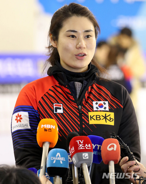 【진천=뉴시스】추상철 기자 = 2018 평창동계올림픽대회 G-30 미디어데이 행사가 열린 10일 오후 충북 진천군 진천국가대표선수촌에서 김민정 여자 컬링대표팀 감독이 인터뷰를 하고 있다. 2018.01.10. scchoo@newsis.com