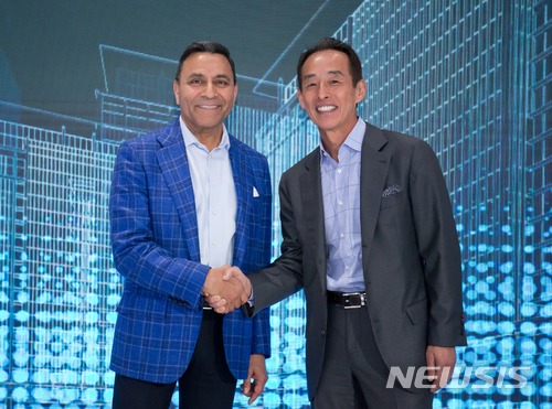 【라스베이거스(미국)=뉴시스】심동준 기자 = 9일(현지 시간) 미국 라스베이거스 하드록 호텔 '2018 국제전자제품박람회(CES)' 하만 전시장에서 손영권 삼성전자 전략혁신센터 사장과 디네쉬 팔리월(Dinesh Paliwal) 하만 대표이사 사장이 기념촬영을 하고 있다. 2018.01.10 (사진 = 삼성전자 제공)&nbsp; s.won@newsis.com 