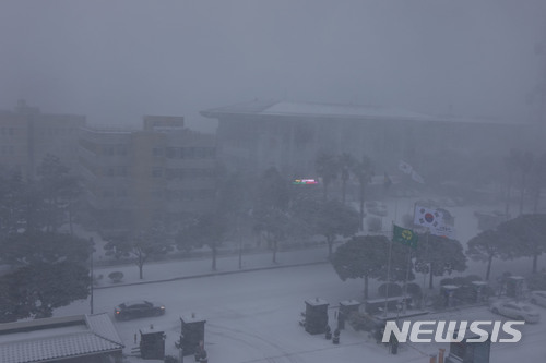 【제주=뉴시스】강정만 기자 = 11일&nbsp; 제주도의회와 앞 길이 줄기차게 내리는 눈으로 온통 희뿌였다. 2018.01.11 kjm@newsis.com