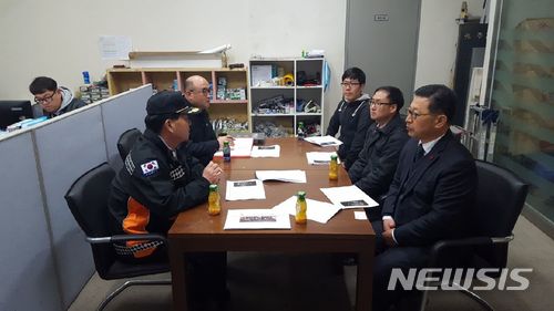 【진주=뉴시스】정경규 기자 = 경남 진주소방서 직원들이 복합건축물 불시단속을 앞두고 회의를 하고있다.2018.01.11.(사진=진주소방서 제공) photo@newsis.com