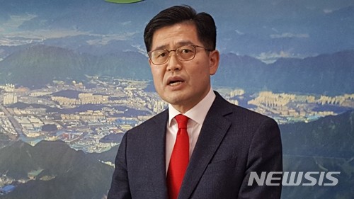  【창원=뉴시스】강경국 기자 = 조진래(52) 자유한국당 여의도연구원 부원장이 11일 경남 창원시청 프레스센터에서 기자회견을 갖고 6.13 창원시장 선거 출마를 공식 선언하고 있다. 2018.01.11.kgkang@newsis.com