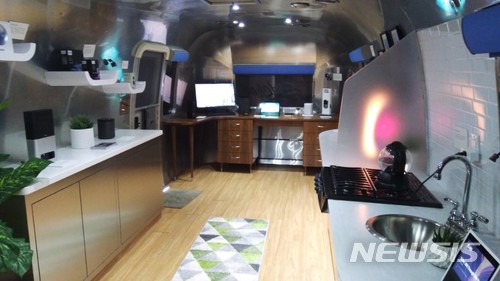 【라스베이거스(미국)=뉴시스】심동준 기자 = 10일(현지 시간) 아마존은 미국 라스베이거스 컨벤션센터(LVCC) 야외 센트럴플라자에 전시공간을 마련해 알렉사로 구현되는 스마트홈을 선보였다. 2018.01.10 s.won@newsis.com