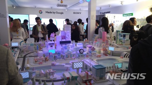 【라스베이거스(미국)=뉴시스】심동준 기자 = 10일(현지 시간) 구글은 미국 라스베이거스 컨벤션센터(LVCC) 야외 센트럴플라자에 전시공간을 조성해 자사 AI 플랫폼이 적용된 연동 기기들을 제품군별로 전시했다. 2018.01.10 s.won@newsis.com
