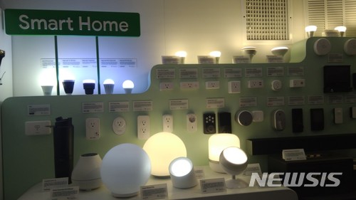 【라스베이거스(미국)=뉴시스】심동준 기자 = 10일(현지 시간) 구글은 미국 라스베이거스 컨벤션센터(LVCC) 야외 센트럴플라자에 전시공간을 조성해 자사 AI 플랫폼이 적용된 연동기기를 제품군별로 전시했다. 2018.01.10 s.won@newsis.com