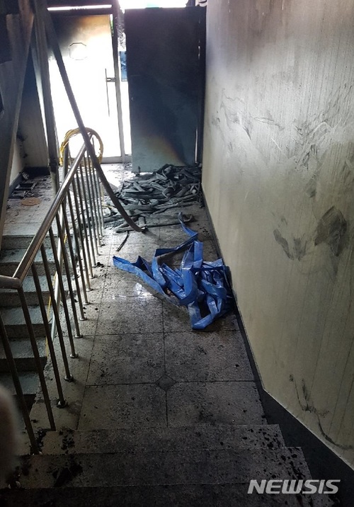 【제천=뉴시스】박재원 기자 = 11일 충북 제천 스포츠센터 화재 참사 유족대책위원회가 건물 내부 상황을 공개했다. 대책위는 열기로 건물 진입이 어려웠다는 소방당국의 해명과 달리 화재 흔적은 없었다고 주장했다. 2018.01.11 (사진= 대책위 제공)&nbsp; photo@newsis.com