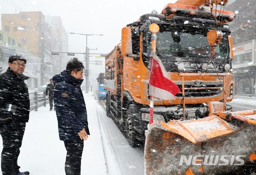 【제주=뉴시스】강정만 기자 = 원희룡 제주지사가 11일 폭설이 내리고 있는 제주시 이도2동에서 제설차량이 제설작업을 벌이고 있는 모습을 보고 있다. 2018.01.11 (사진= 제주도 제공) photo@newsis.com