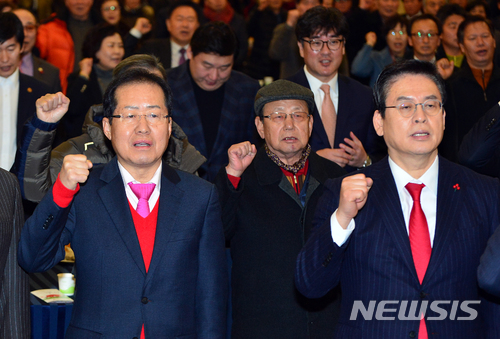 【청주=뉴시스】인진연 기자 = 지난 1월11일 오후 충북 청주시 S컨벤션센터에서 열린 자유한국당 충북도당 신년인사회에 참석한 홍준표 대표와 정우택 전 원내대표가 구호를 외치고 있다. 2018.1.11 inphoto@newsis.com
