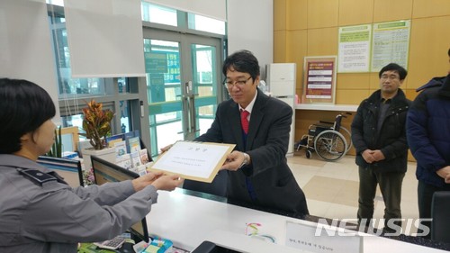 【광주=뉴시스】송창헌 기자 = 광주지역 더불어민주당 당원 명부 유출 의혹과 관련, 민주당 일부 당원과 법률대리인이 11일 광주경찰청에 고발장을 제출하고 있다. 2018.01.11 (사진=고발인 측 제공)   photo@newsis.com 