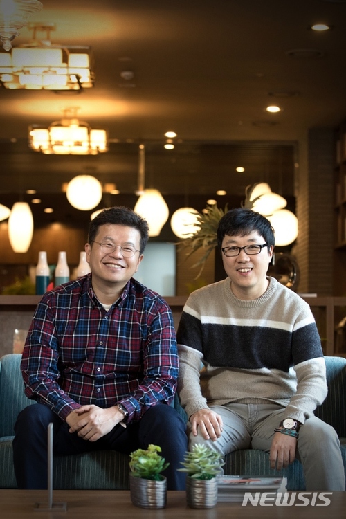 '토크몬' 연출을 맡은 박상혁(왼쪽)·현돈(오른쪽) PD.