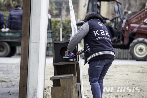 【서울=뉴시스】 동물보호시민단체 '카라'는 겨울철 길고양이들을 위해 살 공간과 먹이를 제공해주는 캠페인을 벌이고 있다. (사진=카라 제공)