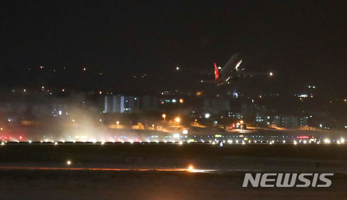 [제주=뉴시스]우장호 기자 = 제주국제공항에서 활주로에서 항공기가 이륙을 하고 있다. 2018.01.11.woo1223@newsis.com